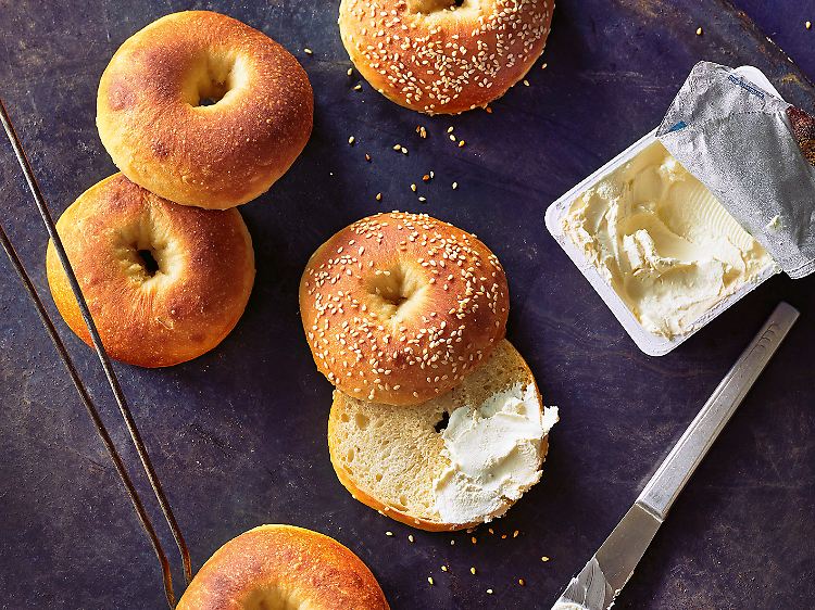 Für die Zubereitung von Semolas Bagels braucht man nur eine reichliche halbe Stunde. Das traditionelle jüdische Gebäck lässt sich in allen Varianten belegen.