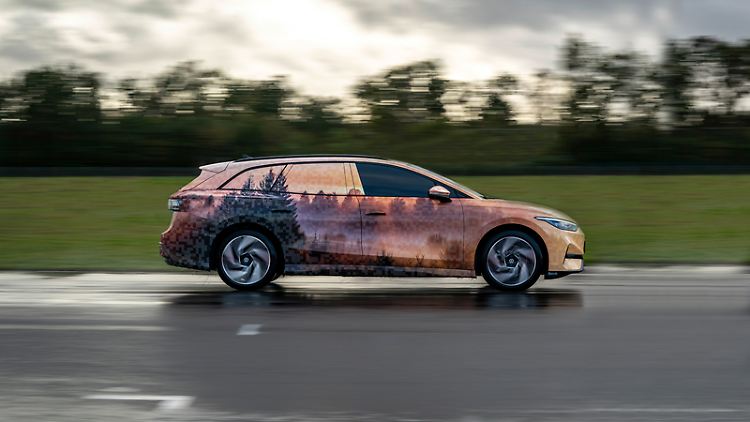 Alles so schön bunt hier? Das mag auch für die Serienversion des ID.7 Tourer gelten - aber diese Aufnahme zeigt den VW noch in Tarnung.