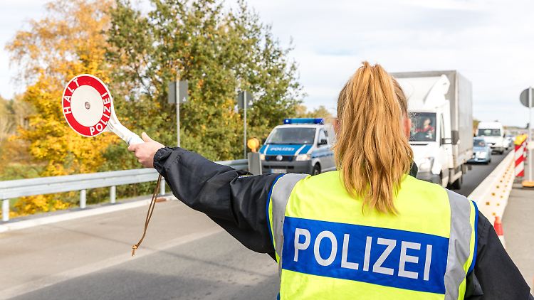 Beamte der Bundespolizei kontrollieren Fahrzeuge am Grenzübergang Bademeusel.  