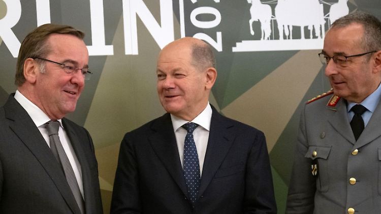 Verteidigungsminister Boris Pistorius, Bundeskanzler Olaf Scholz (beide SPD) und Carsten Breuer, Generalinspekteur der Bundeswehr.