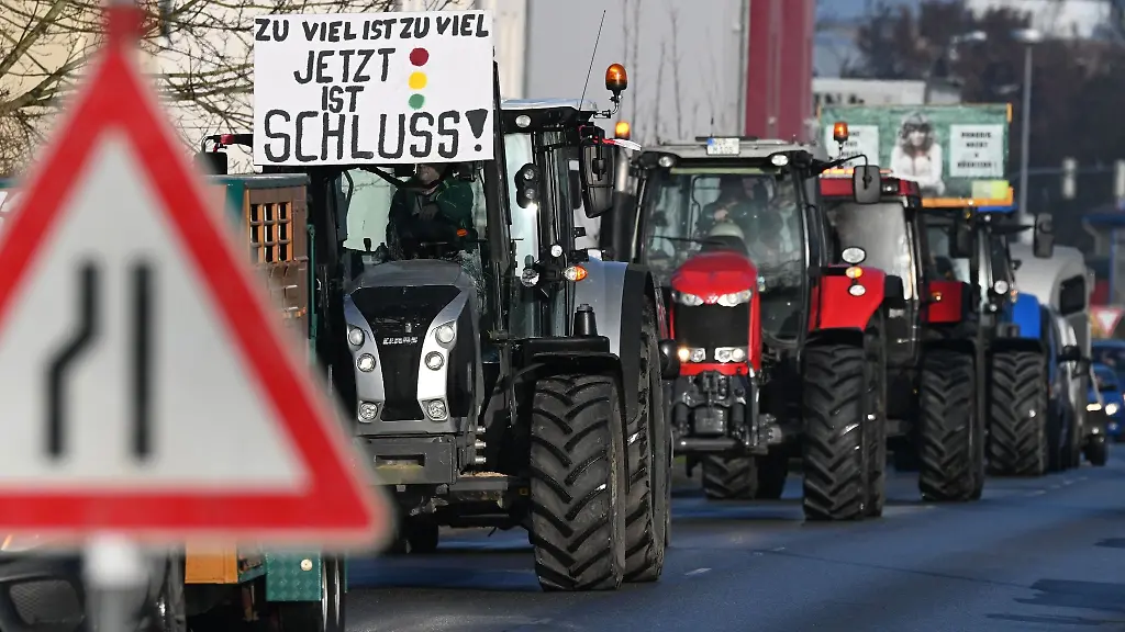 Landwirte-fahren-mit-ihren-Treckern-in-einem-Protestzug
