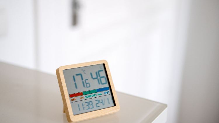 Ein Hygrometer hilft dabei, die Luftfeuchtigkeit in Wohnung oder Haus im Blick zu behalten.