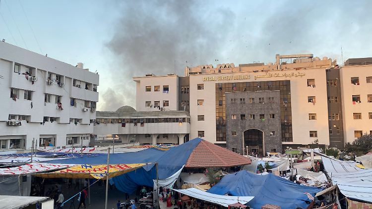 Mitte der Woche war bereits Rauch in der Nähe des Al-Shifa-Krankenhauses zu sehen. Nun gibt es Berichte von mehreren Angriffen auf verschiedene Krankenhäuser im Gazastreifen.