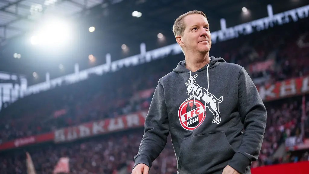 Koelns-Trainer-Timo-Schultz-blickt-vor-der-Partie-in-die-Runde