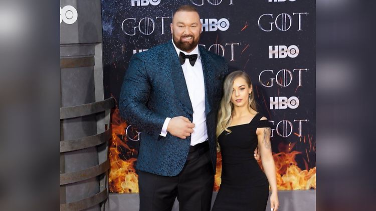 Hafthor Julius Björnsson und seine Ehefrau Kelsey Henson