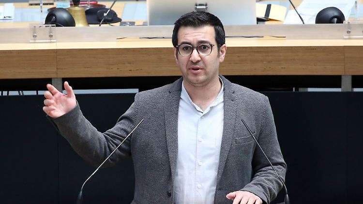 Jian Omar (Bündnis90/Grüne) spricht während der Plenarsitzung im Berliner Abgeordnetenhaus.
