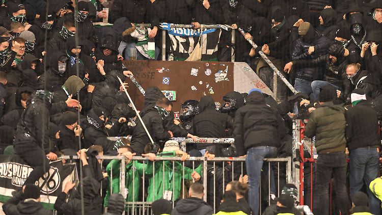 Die H96-Fans lieferten sich heftige Prügeleien mit der Polizei. Auch Becher- und Stangenwürfe waren zu sehen.