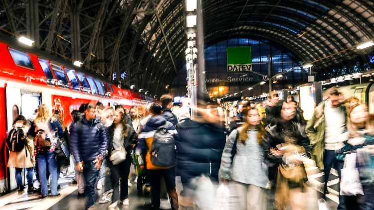Das 49-Euro-Ticket sorgt für volle Züge. Experten bezweifeln, ob das nach einer Preiserhöhung weiter so wäre.
