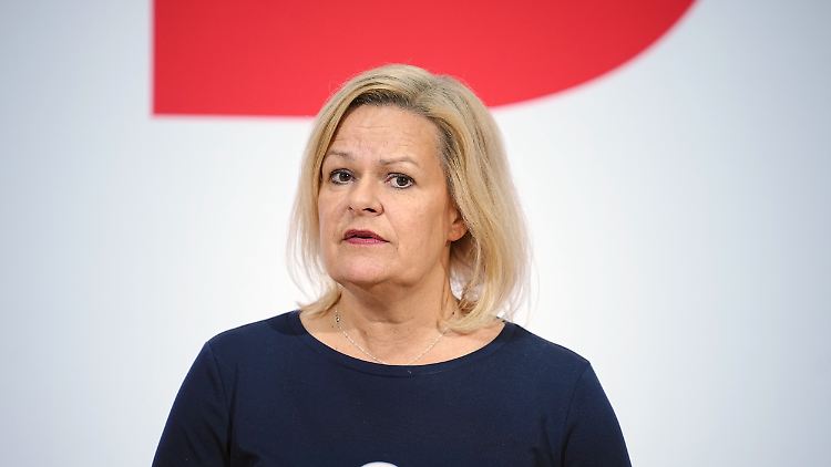 Weniger Checks, schnellere Verfahren: Innenministerin Faeser am Freitag in Berlin.