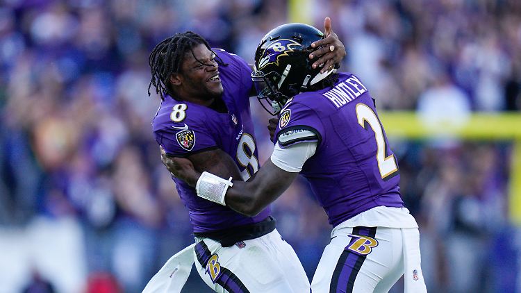 Lamar Jackson (l.) erhöht die Siegwahrscheinlichkeit der Ravens massiv.
