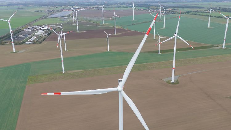 Mehr Windkraftanlagen machten Deutschland unabhängiger von Gaskraftwerken. Damit würde auch der Strompreis sinken.
