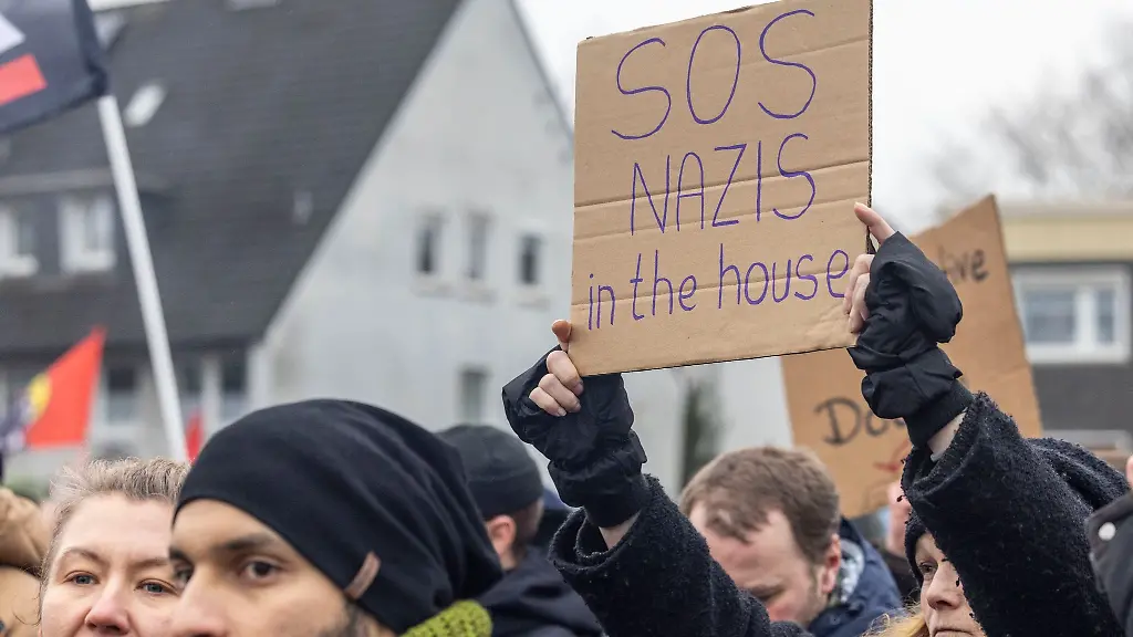 Etwa-2400-Gegendemonstranten-schreien-Parolen-und-zeigen-Plakate-gegen-die-AfD