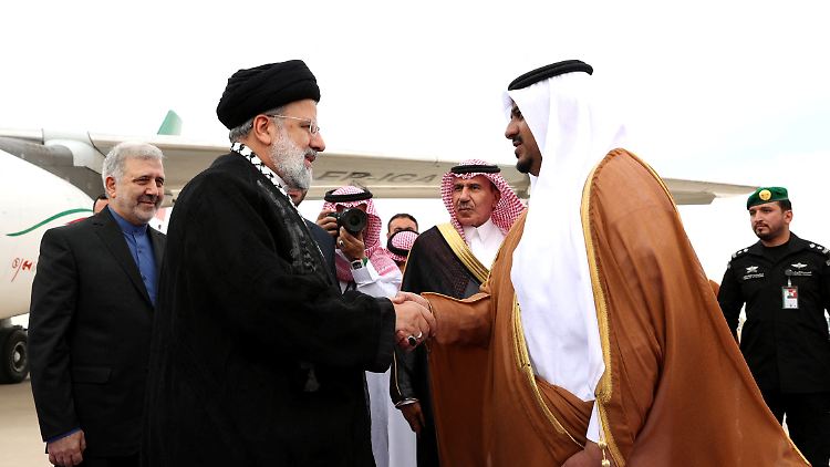 Irans Präsident Ibrahim Raisi (l.) bekräftigt seine uneingeschränkte Unterstützung für die im Gazastreifen herrschende islamistische Palästinenserorganisation Hamas.