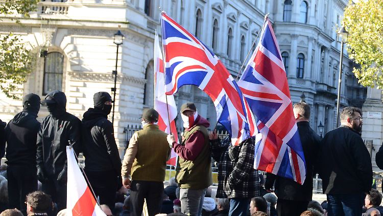 Britische Nationalisten versammelten sich in der Nähe des Cenotaph.