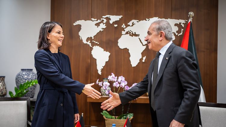 Baerbock trifft den palästinensischen Ministerpräsidenten Schtaje in Ramallah.