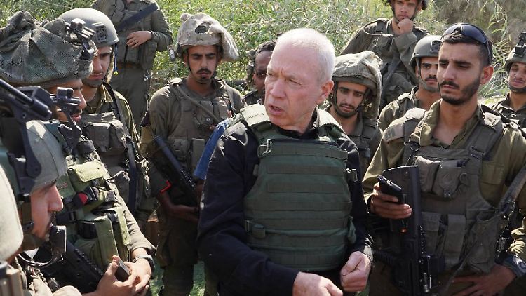 Gallant umringt von Soldaten: Zur Abwehr der Hisbollah hat die israelische Armee seinen Aussagen zufolge noch genügend Reserven.