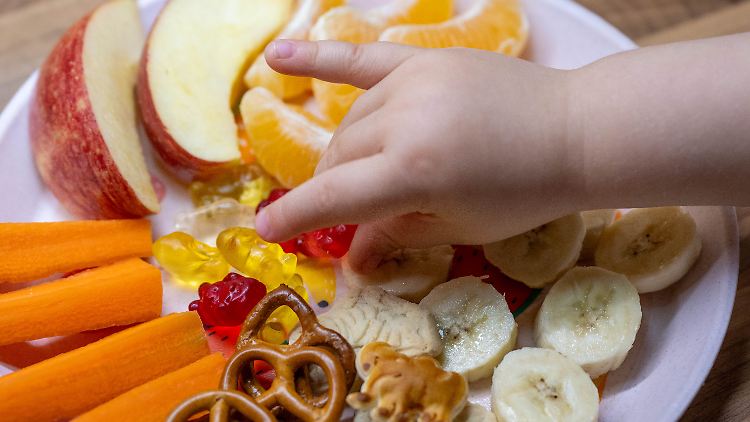 Je mehr Langeweile bei Kindern herrscht, desto öfter greifen sie zum Snackteller. 