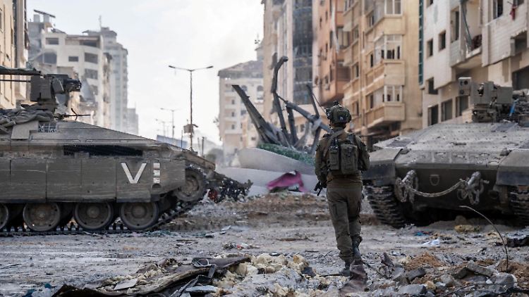 Israelische Soldaten nehmen Stellung im Gazastreifen.