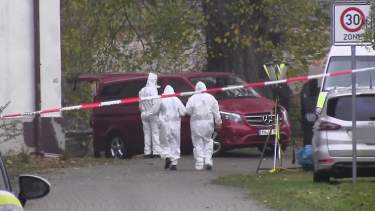 Ermittler fanden rund um den Tatort und im Gebäude zahlreiche Waffen. 
