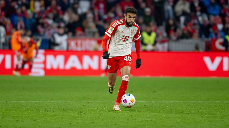 Mazraoui läuft weiterhin für den FC Bayern München auf. 