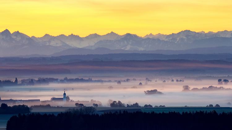 Blick über Oberschwaben - durch die Föhnwetterlage zeigen sich die über einhundert Kilometer entfernten Alpen.