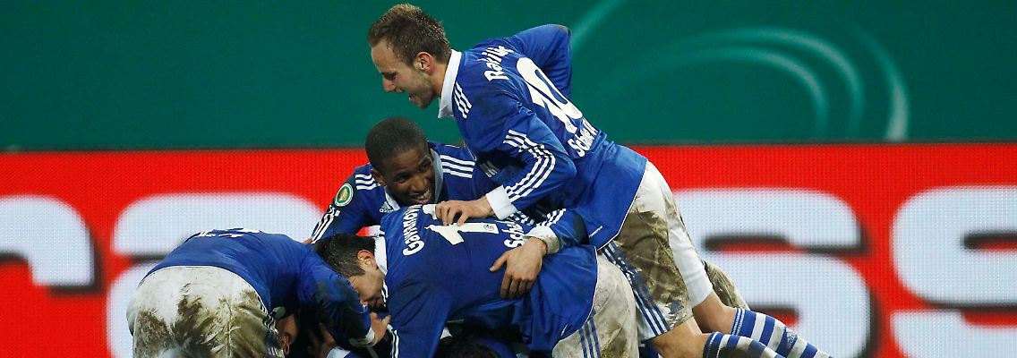 Da unten muss er irgendwo sein: Julian Draxler und seine begeisterten Kollegen.