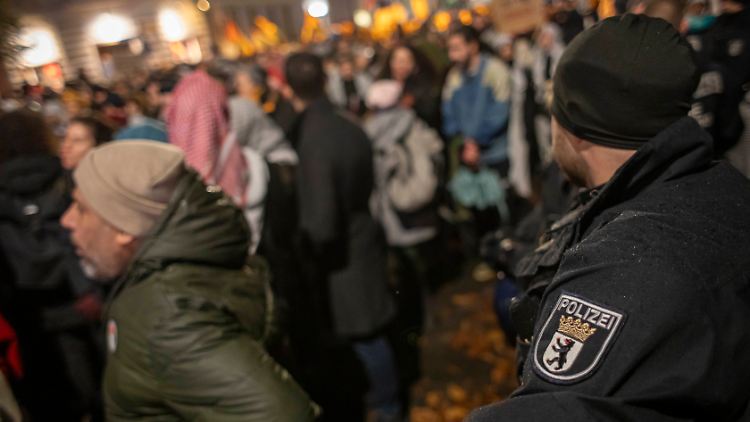 Polizisten beobachten eine propalästinensische Demo in Berlin.