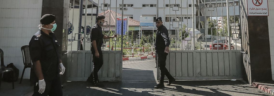 Mitglieder der islamistischen Hamas bewachen die Tore des Schifa-Krankenhaus in Gaza.