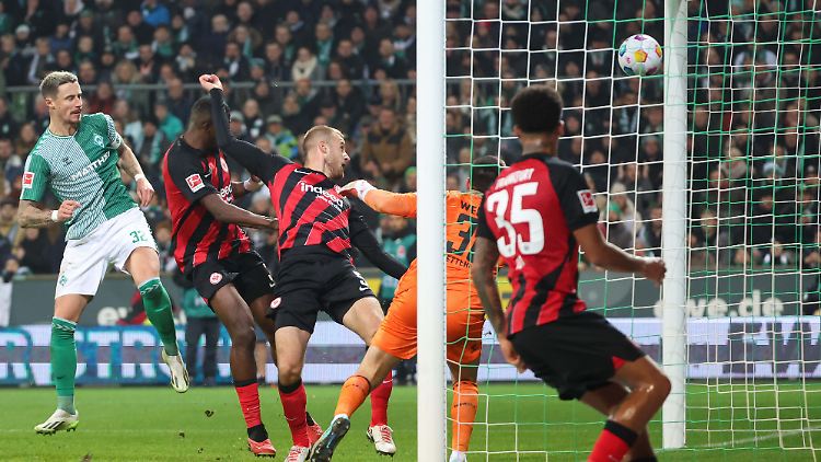 Hrvoje Smolcic (Mitte) glich für Eintracht Frankfurt aus.