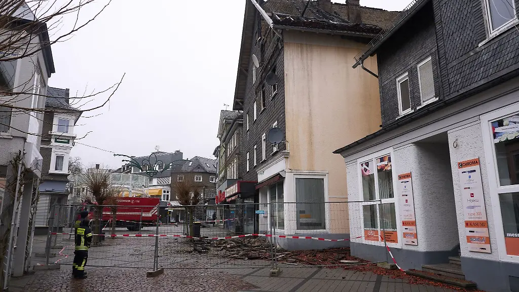 Das-Dachgeschoss-eines-Wohn-und-Geschaeftshauses-in-der-Bahnhofstasse-in-Betzdorf-ist-ausgebrannt