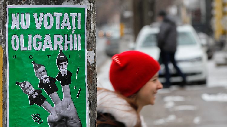 "Wählt nicht die Oligarchen" steht auf einem Wahlplakat in Chișinău im Jahr 2019. Ganz rechts ist der israelisch-moldauische Geschäftsmann Ilan Shor zu sehen.