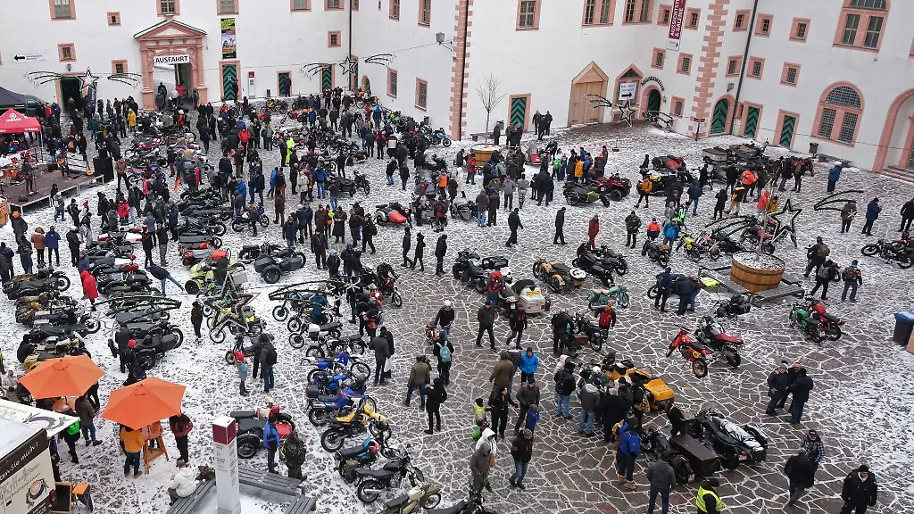 Besucher-des-Wintertreffens-der-Motorradfahrer-im-Innenhof-von-Schloss-Augustusburg