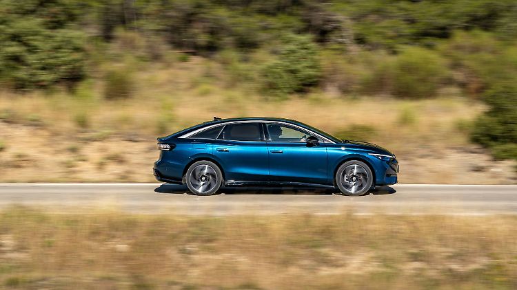 Der VW ID.7 ist elektrisch unterwegs. Aber hat die Branche zu sehr auf eine Antriebstechnologie gesetzt?