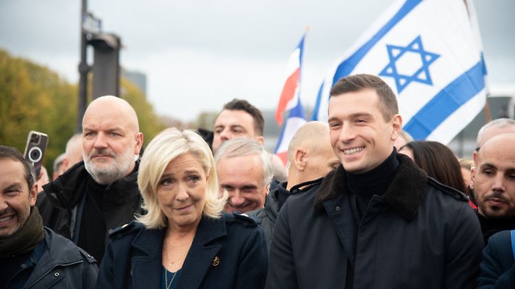 "Der Große Marsch" gegen Antisemitismus wird in Paris zum Politikum: Die Rechtspopulistin Le Pen marschiert mit, Präsident Macron ist abwesend.