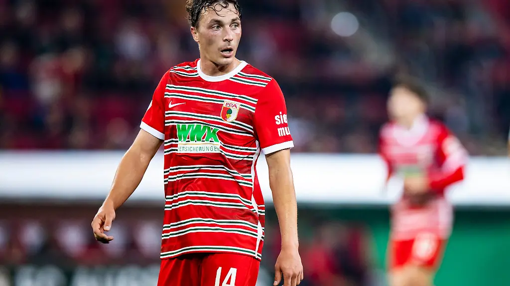 Augsburgs-Julian-Baumgartlinger-reagiert-im-Spiel-Er-wurde-in-Augsburg-verabschiedet