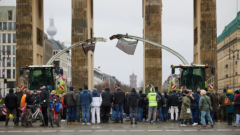 Landwirte-stehen-mit-ihren-Erntemaschinen-und-Traktoren-vor-dem-Brandenburger-Tor