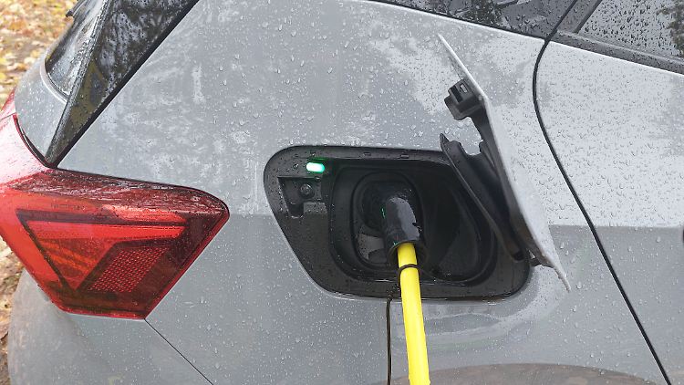 Es gibt zwar mehr Ladestationen, doch dem eigenen Ziel - eine Million Ladepunkte bis 2030 - hängt die Bundesregierung nach Ansicht des Verbands der Automobilindustrie (VDA) weiter hinterher. 