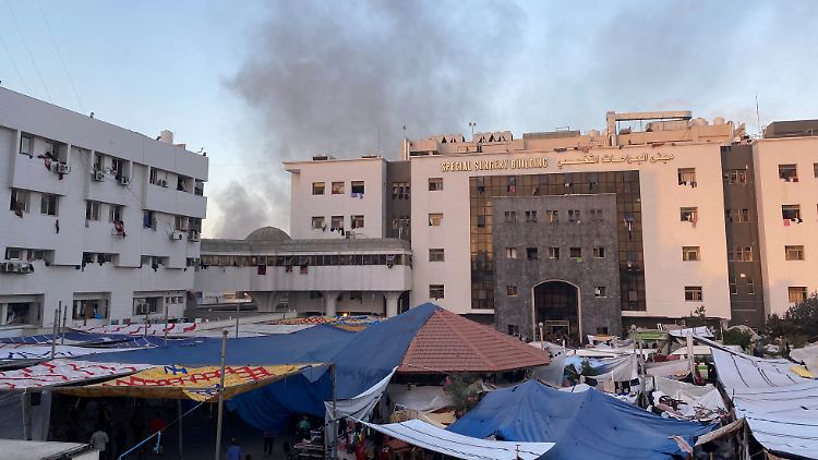 Rauch steigt hinter dem Al-Schifa-Krankenhaus in Gaza-Stadt auf. Laut WHO funktioniert die Klinik nicht mehr.