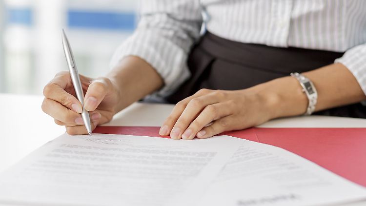 Besonders neue Mitarbeiter sind von befristeten Arbeitsverträgen betroffen. Allein 2021 waren rund 60 Prozent der Neueinstellungen im öffentlichen Dienst befristet (Symbolbild).
