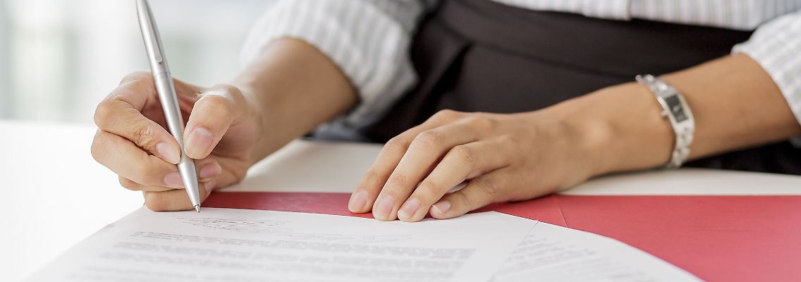 Besonders neue Mitarbeiter sind von befristeten Arbeitsverträgen betroffen. Allein 2021 waren rund 60 Prozent der Neueinstellungen im öffentlichen Dienst befristet (Symbolbild).