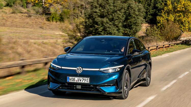 Dank ausdrucksstarker Beleuchtung wird der neue Volkswagen ID.7 nicht im Straßenbild untergehen.