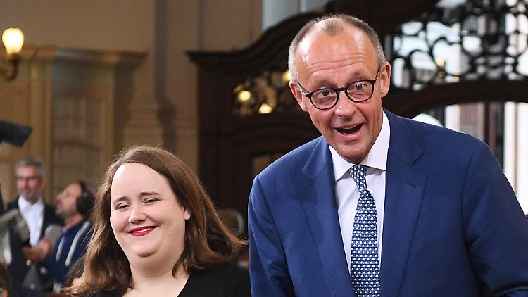 Bei Feierlichkeiten zum Tag der Deutschen Einheit lachten Lang und Merz noch zusammen. In der Migrationsdebatte ist die Stimmung dagegen frostig. 