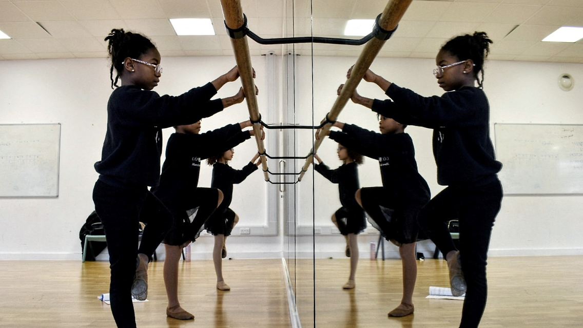 In der "Pointe Black Ballet School" in London trainieren junge Mädchen an einer Stange Ballettschritte ...