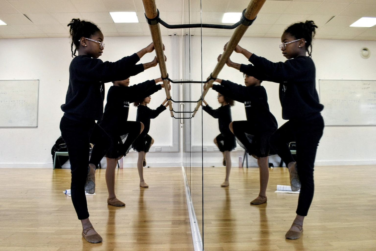 In der "Pointe Black Ballet School" in London trainieren junge Mädchen an einer Stange Ballettschritte ...