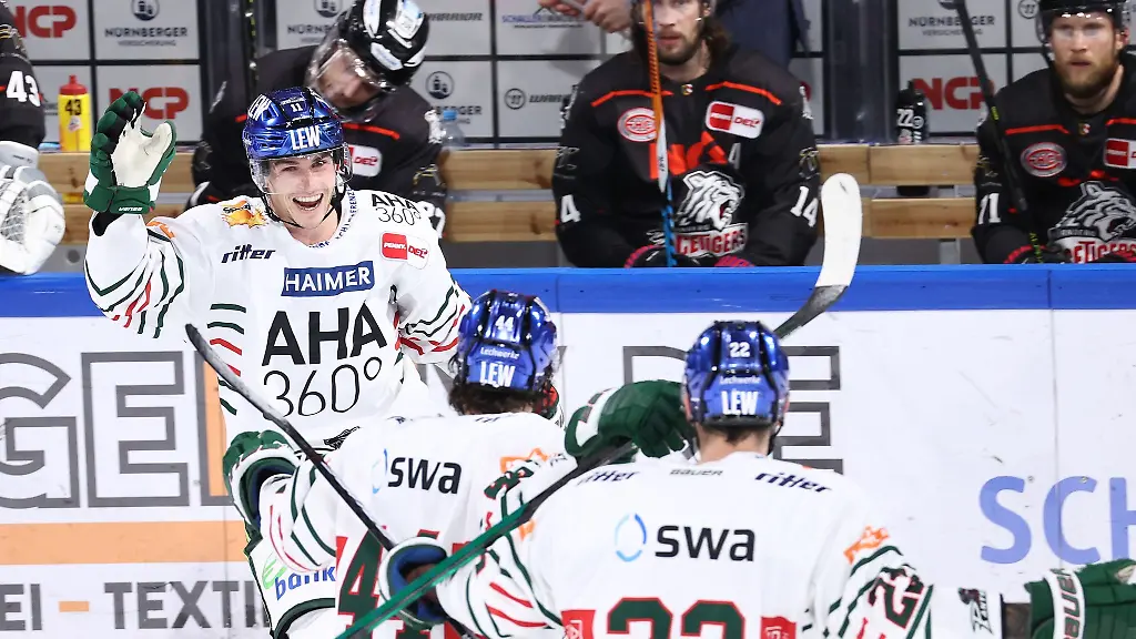 Der-damalige-Augsburger-Adam-Payerl-l-jubelt-ueber-seinen-Siegestreffer