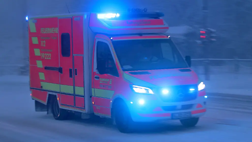 Glaetteunfaelle-fuehrten-zu-sechs-Verletzten-auf-der-B35-bei-Bretten-und-zu-drei-Verletzten-auf-der-A73-in-Oberfranken