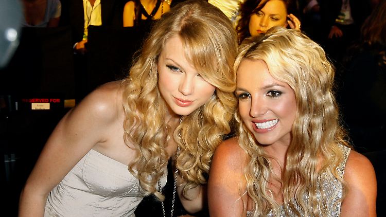 Britney Spears und Taylor Swift (v.r.) bei einem gemeinsamen Auftritt im Jahr 2008.