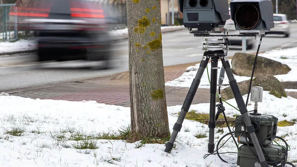 Ein-Geraet-fuer-eine-mobile-Geschwindigkeitsmessung-steht-am-Strassenrand
