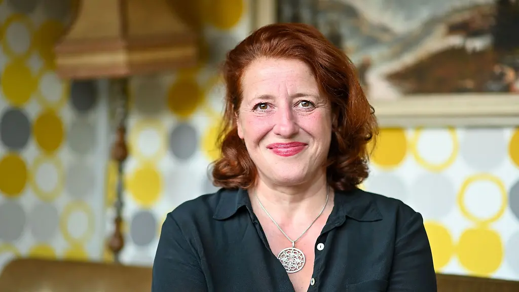 Die-Kabarettistin-und-Schauspielerin-Luise-Kinseher-bei-einem-Fototermin