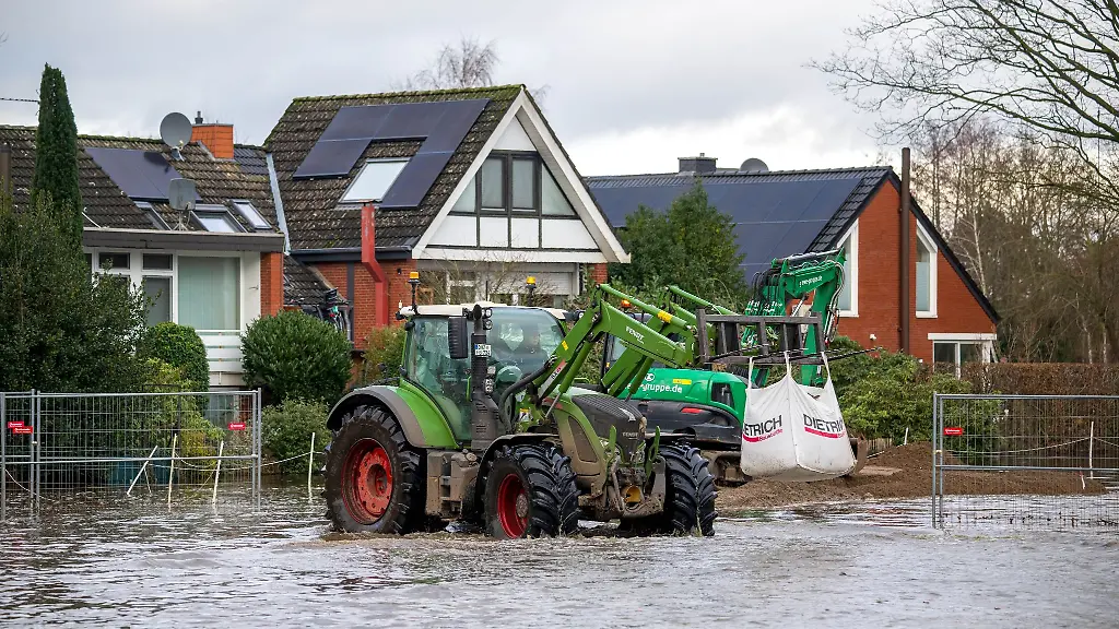 Ein-Traktor-faehrt-durchs-Wasser-auf-dem-Schuetzenplatz